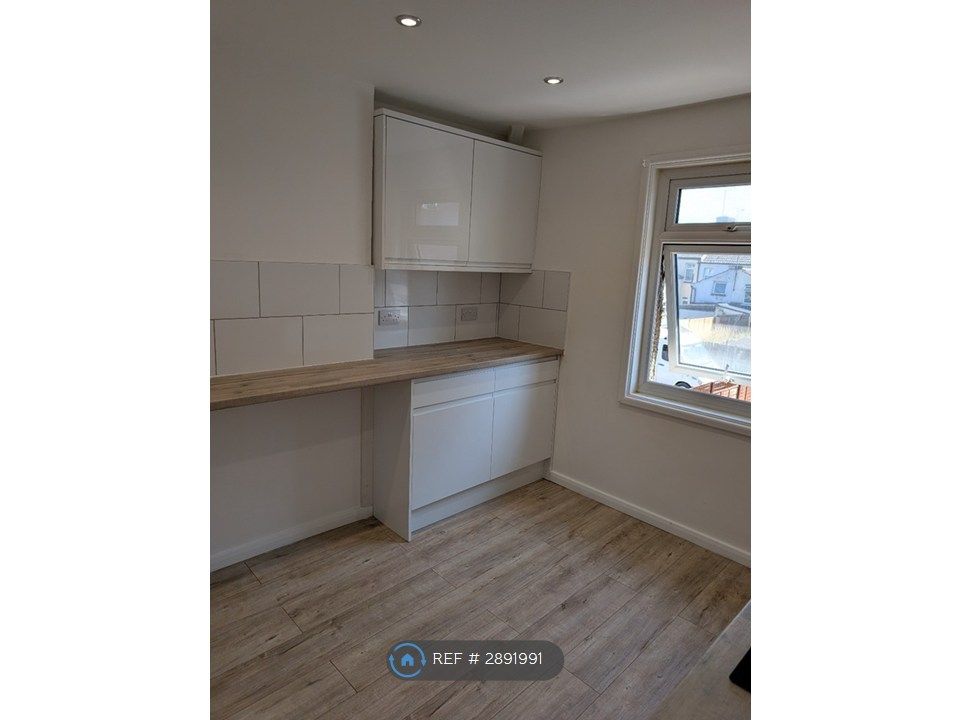 Property photo 2 of 8 Kitchen