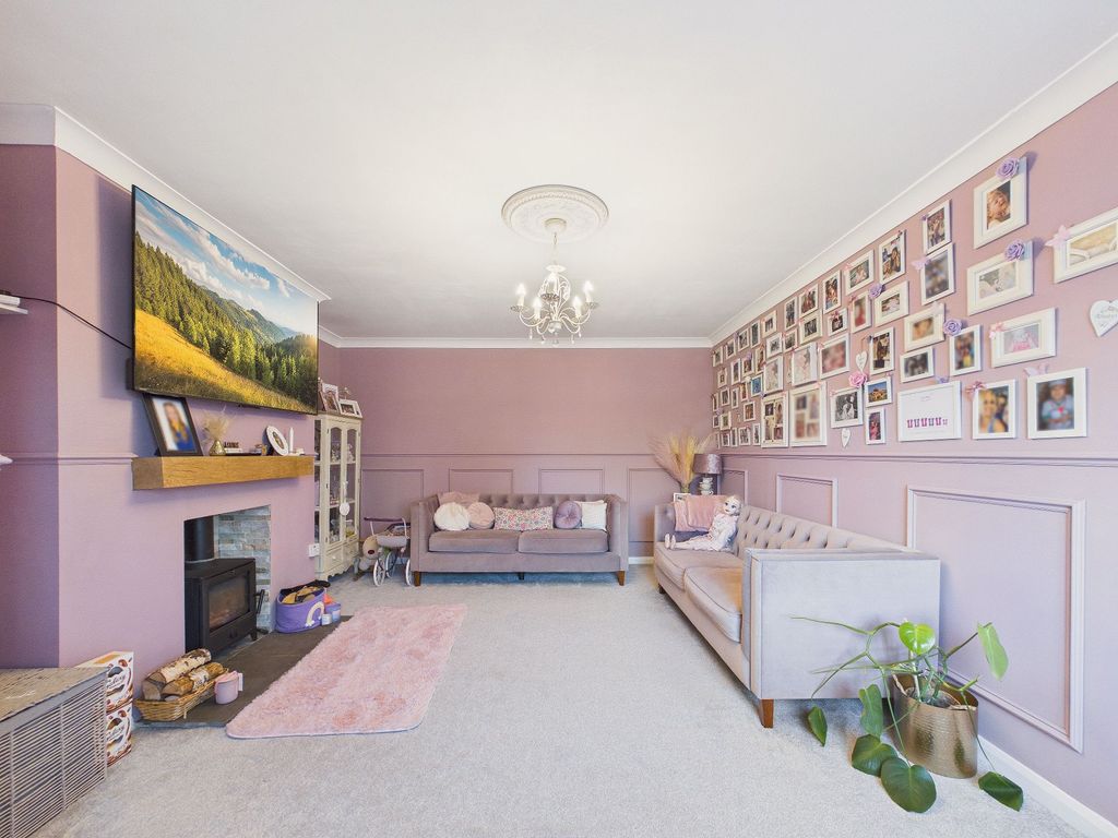 Property photo 3 of 15 Lounge