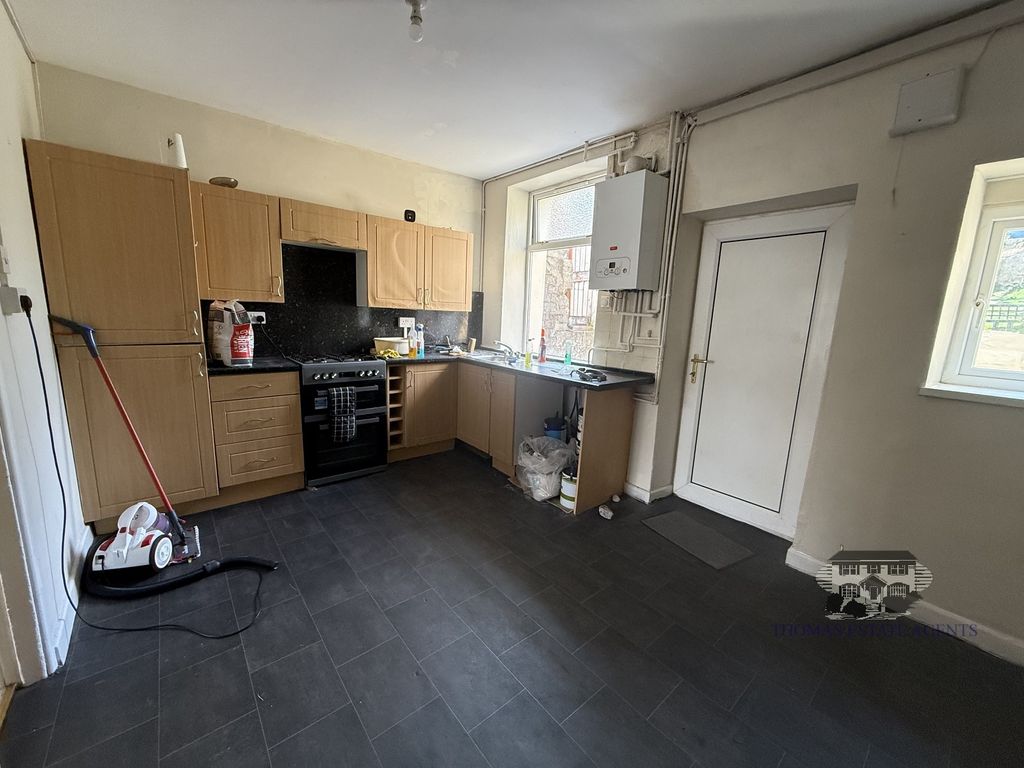 Property photo 3 of 7 Kitchen