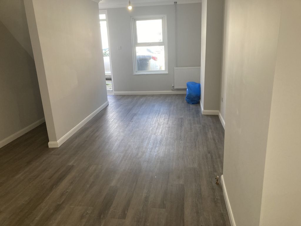 Property photo 3 of 11 Photo 9