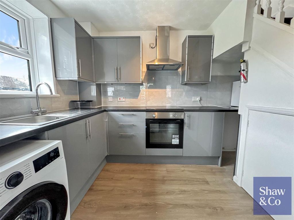 Property photo 3 of 7 Kitchen..Jpeg