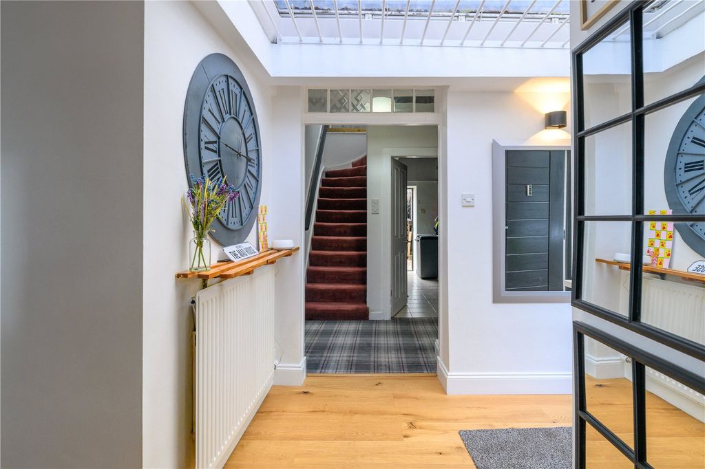 Property photo 3 of 32 Entrance Hall