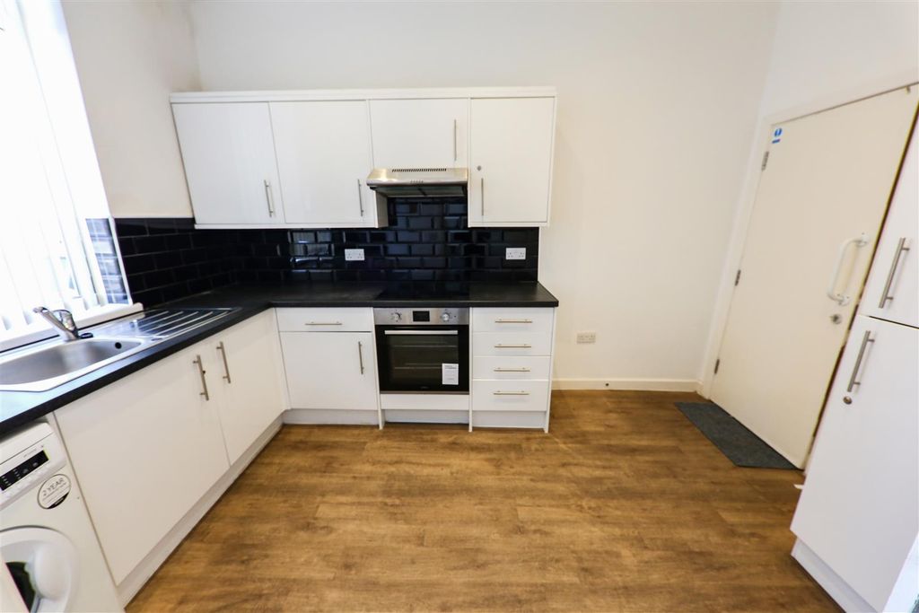 Property photo 3 of 11 Fitted Kitchen