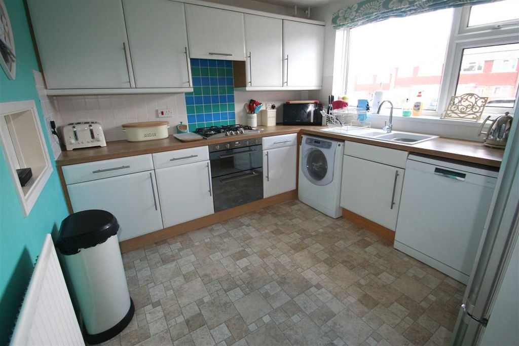 Property photo 3 of 9 Kitchen