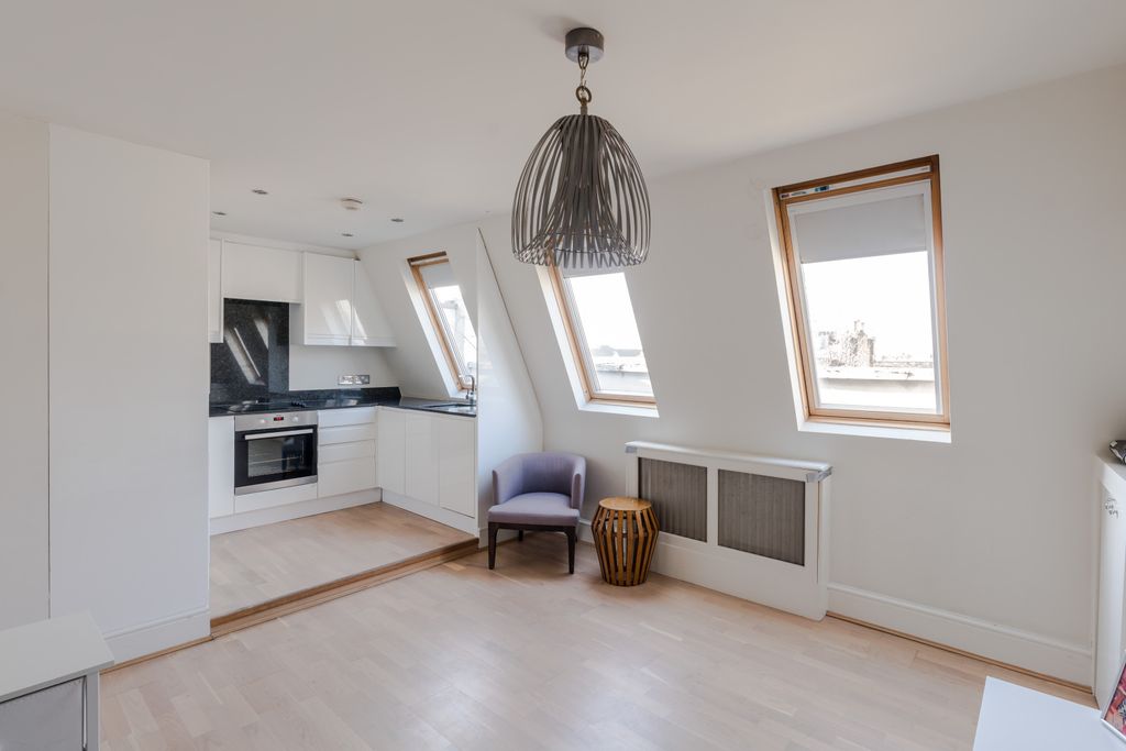 Property photo 2 of 11 Reception/Kitchen