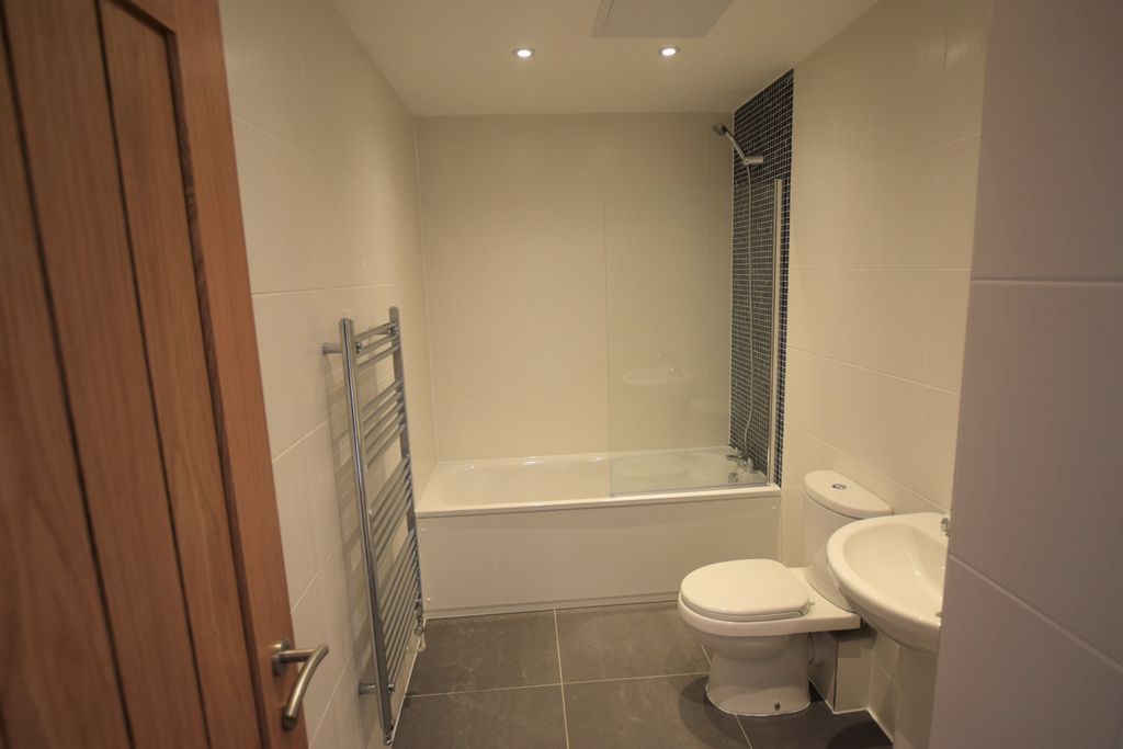 Property photo 3 of 5 Bathroom (1)