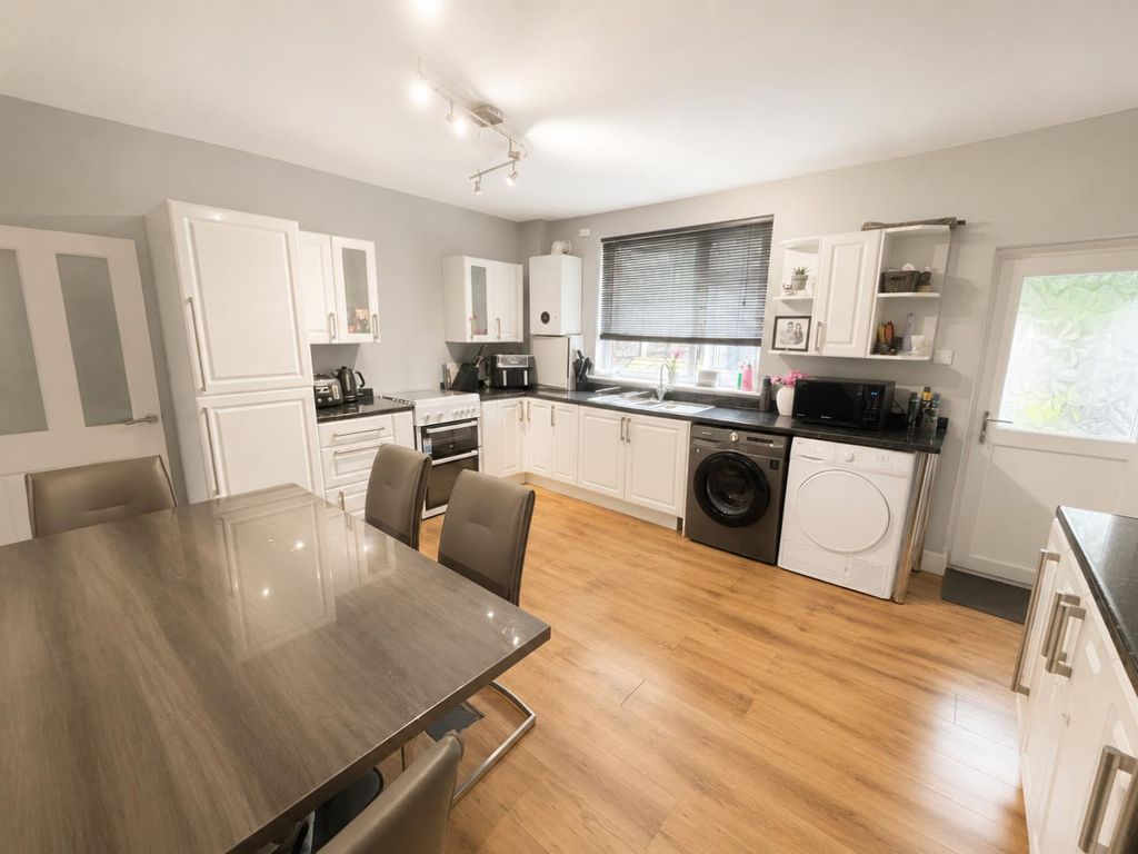 Property photo 3 of 10 Kitchen