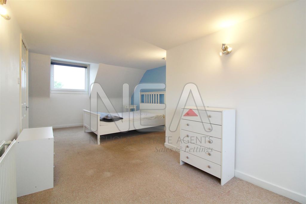 Property photo 3 of 9 Bedroom