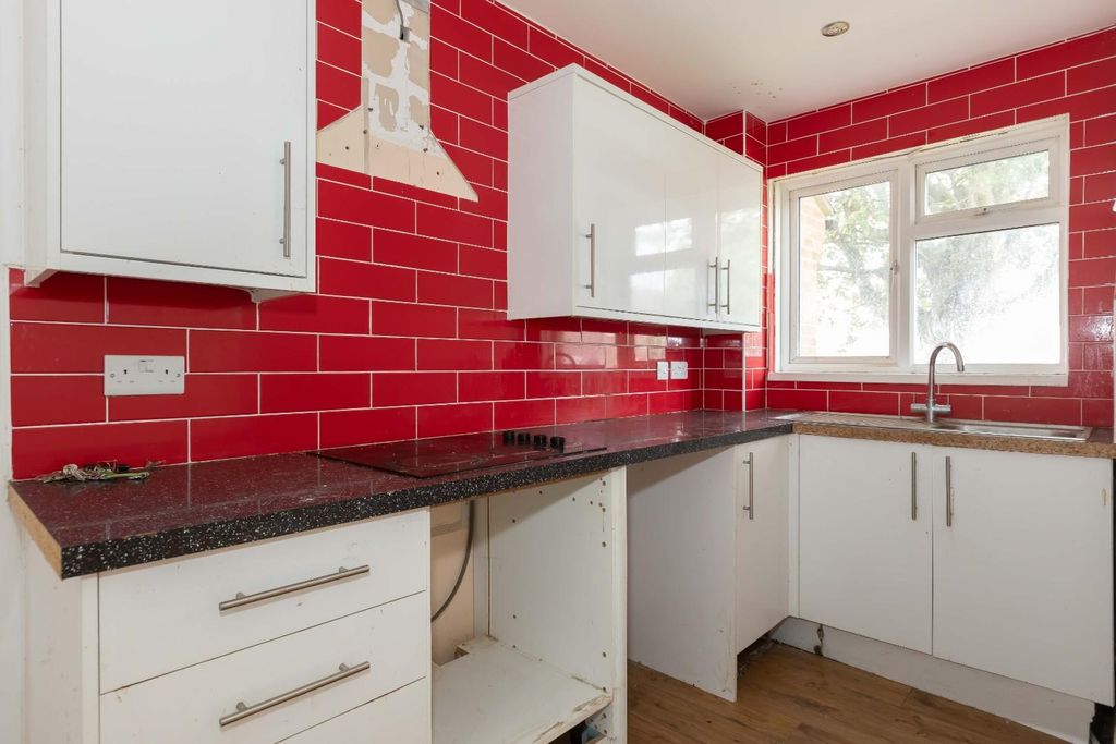 Property photo 2 of 10 Lodge Close_4.Jpg