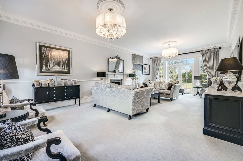 Property photo 3 of 21 Sitting Room