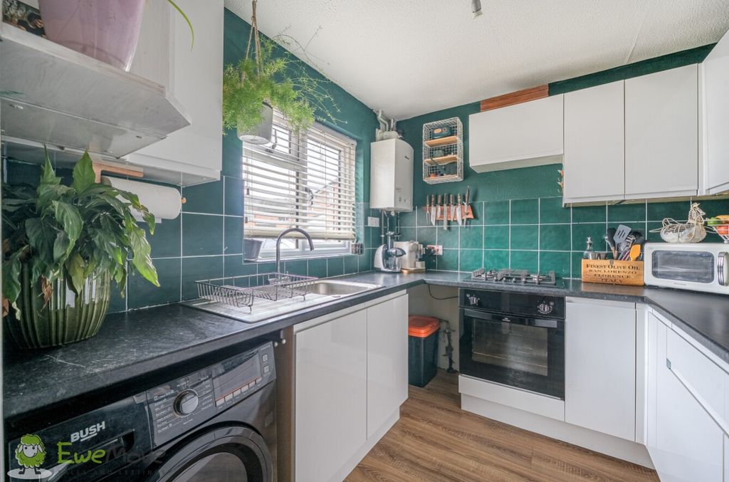 Property photo 3 of 16 Kitchen