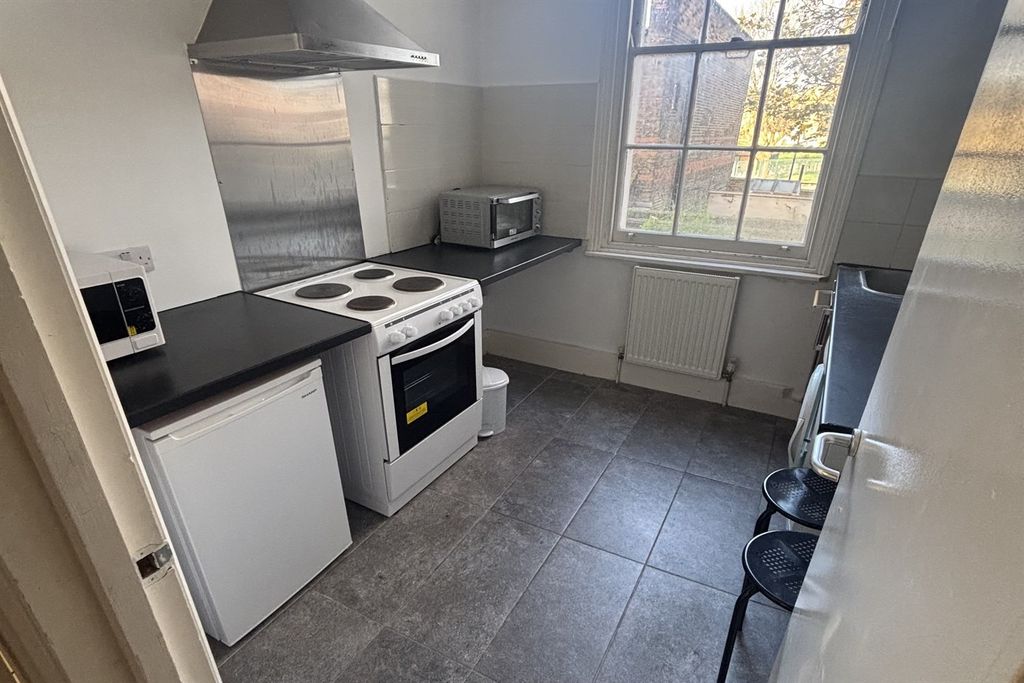 Property photo 2 of 6 Kitchen