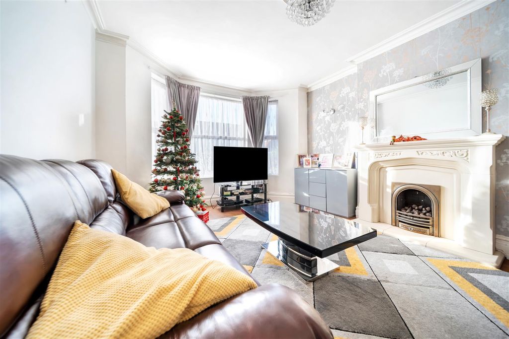 Property photo 2 of 16 Norwich Rd-23.Jpg