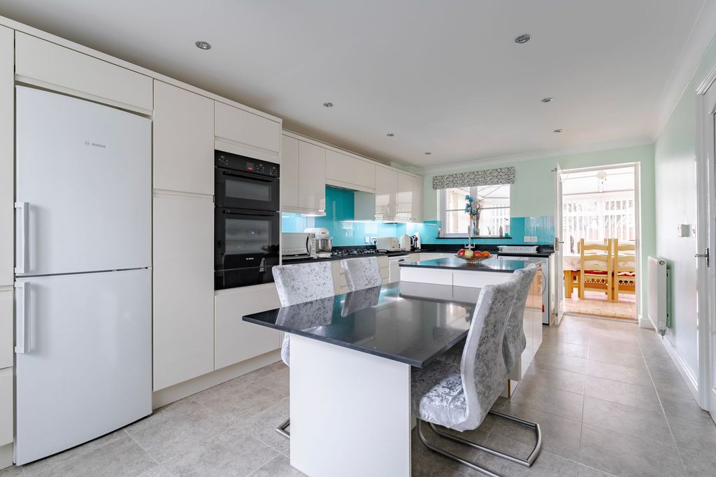 Property photo 2 of 25