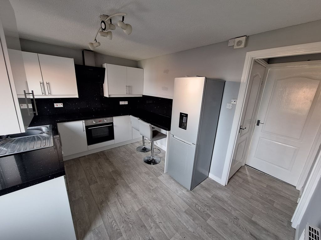 Property photo 3 of 8 Kitchen