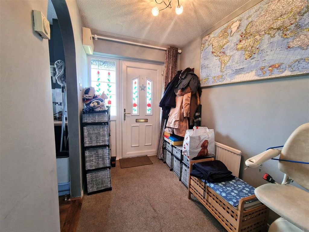 Property photo 2 of 11 Entrance Hall.Jpg