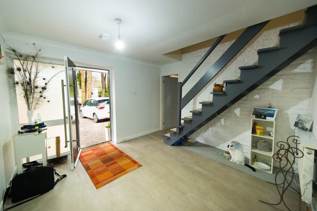 Property photo 3 of 30 Entrance Hall