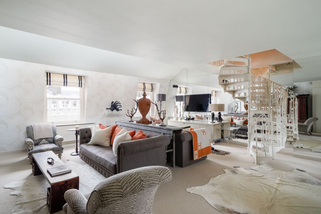 Property photo 1 of 23 Sitting Room 