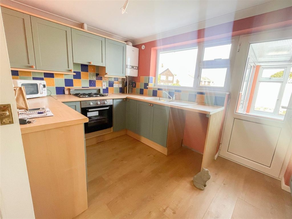 Property photo 2 of 8 Kitchen