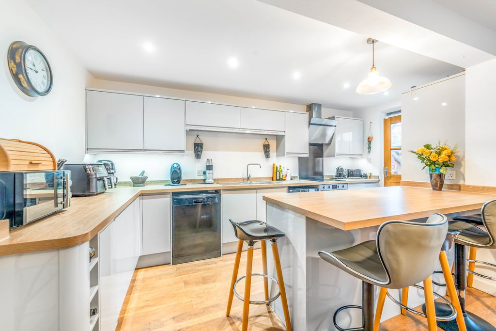 Property photo 2 of 25