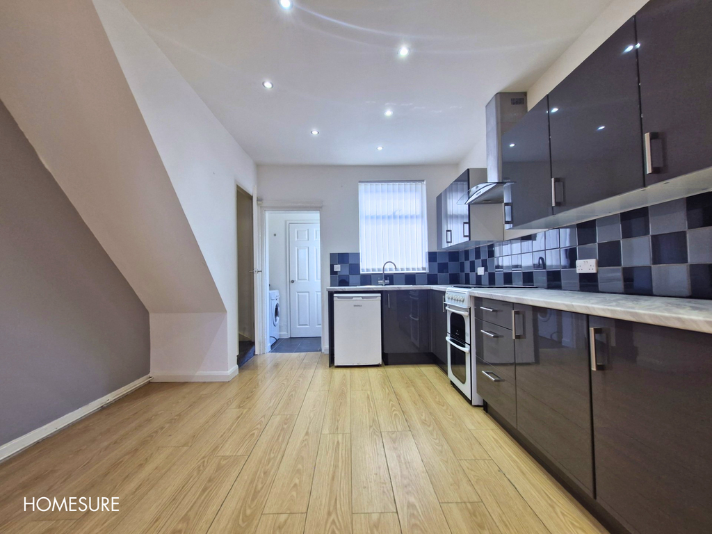 Property photo 3 of 11 Kitchen