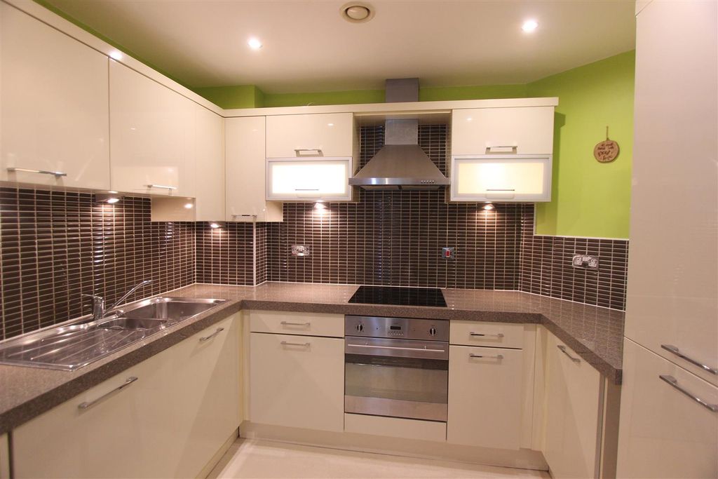 Property photo 3 of 8 Kitchen
