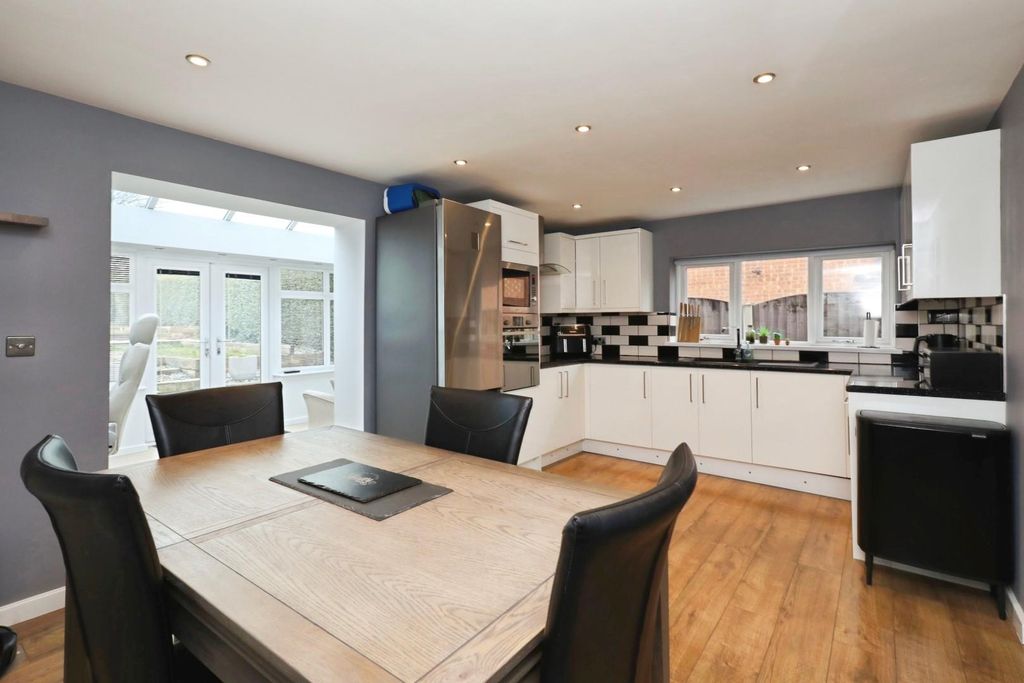 Property photo 3 of 31 Dining Kitchen