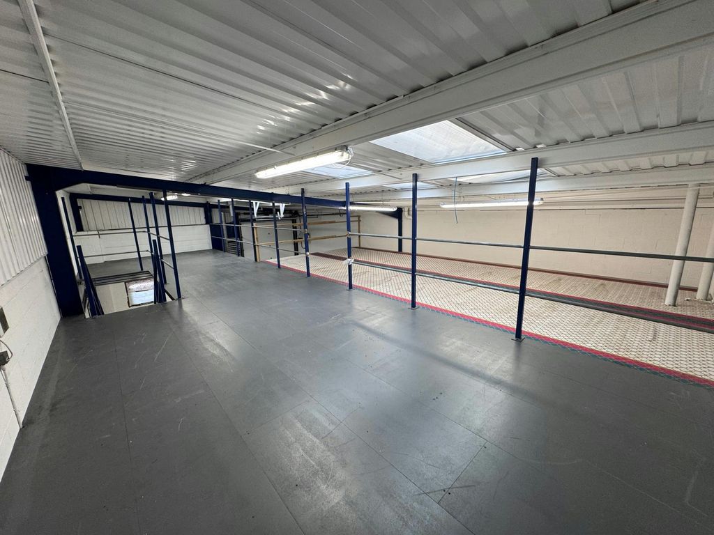 Property photo 3 of 17 11 Hawthorn Centre (27).Jpg