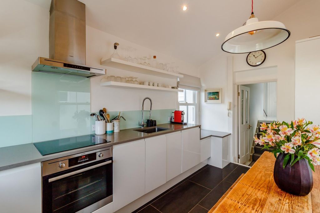 Property photo 3 of 19 8379204-Interior03-800.Jpg