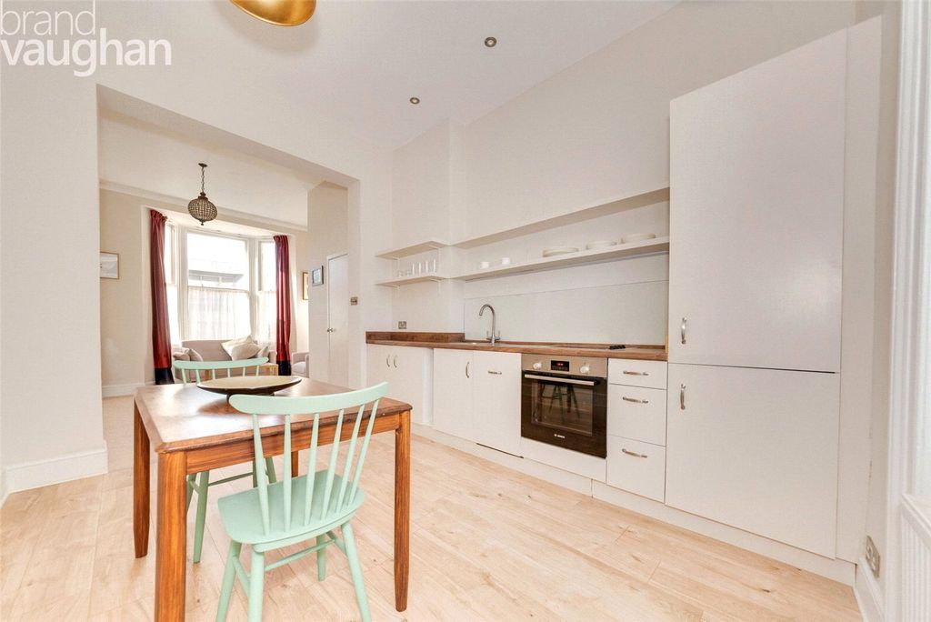 Property photo 2 of 9 Kitchen