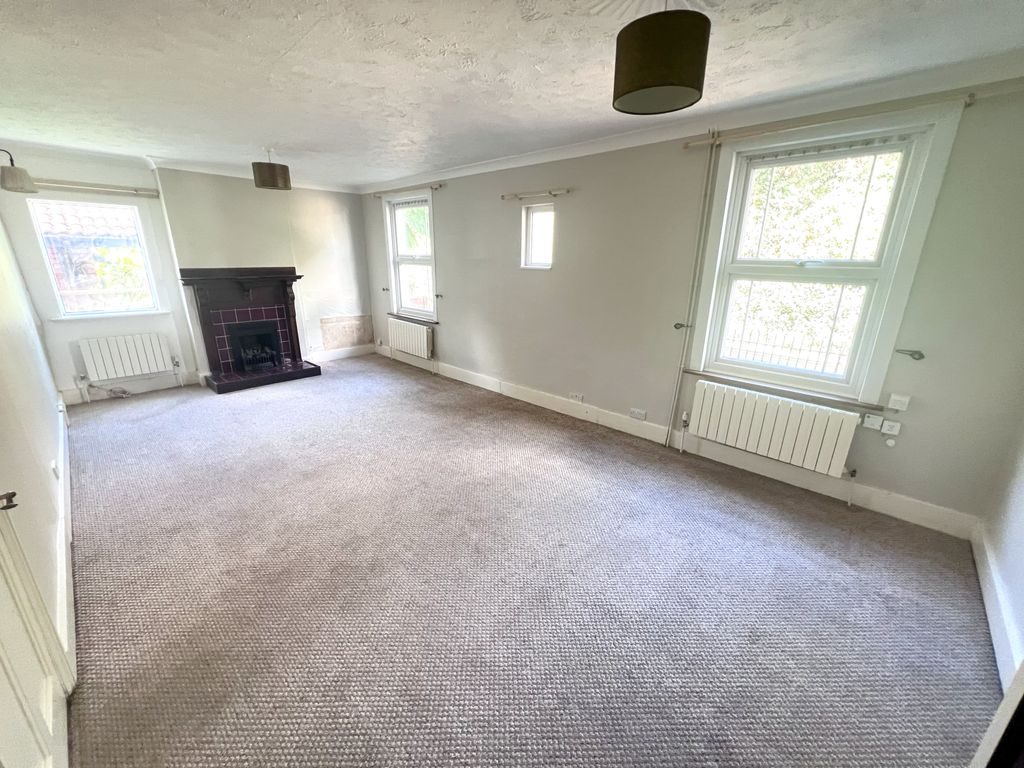 Property photo 3 of 11 Lounge