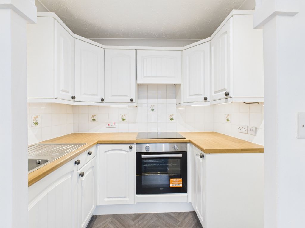 Property photo 3 of 11 Kitchen - Mere Court - Ewemove Estate Agents