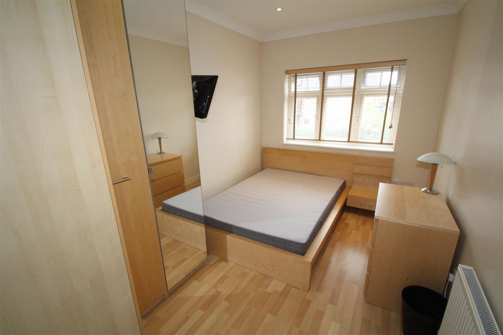Property photo 1 of 10 Room 5