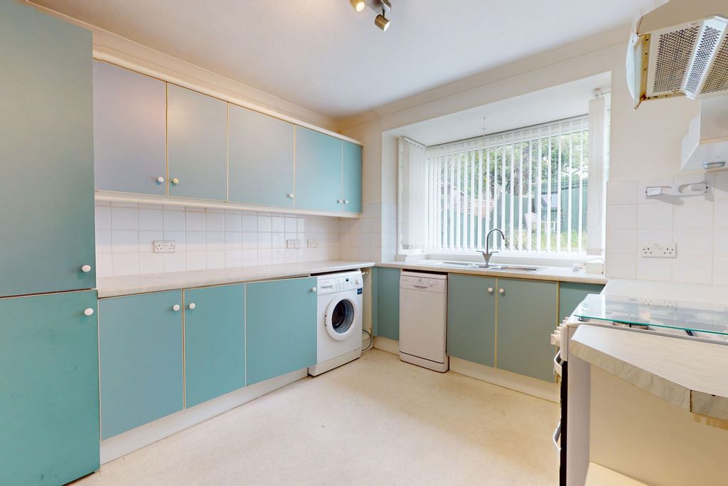 Property photo 3 of 11 5 Wanstead Close, Bromley, Br1 3Bn