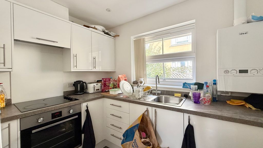 Property photo 3 of 10 Kitchen
