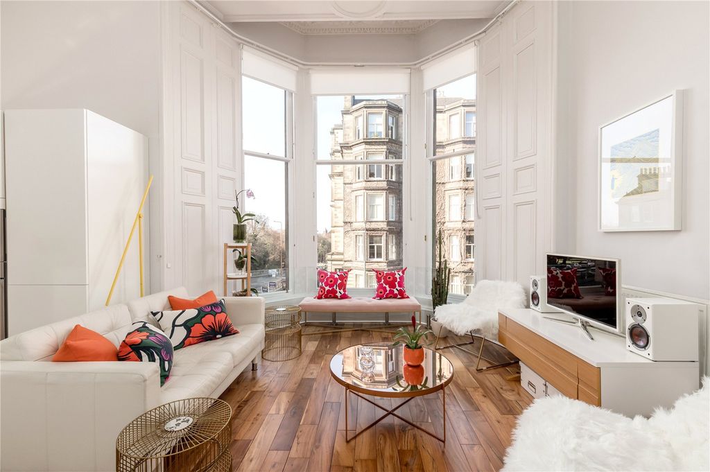 Property photo 3 of 19 Sitting Room