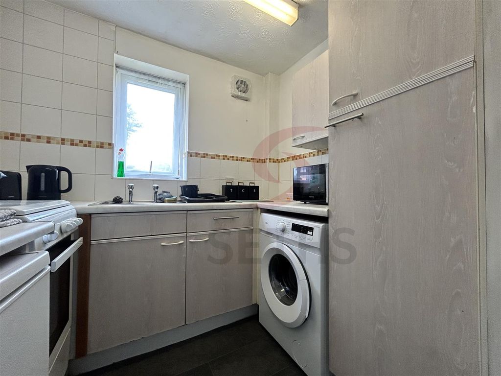 Property photo 3 of 12 Kitchen