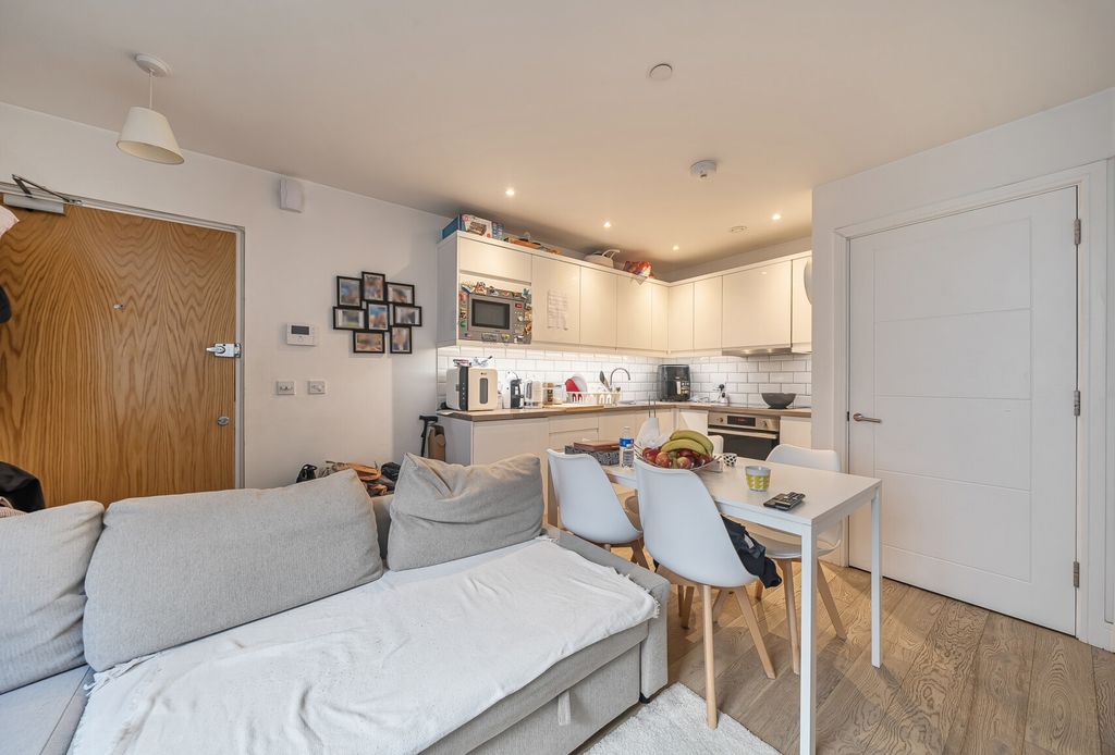 Property photo 3 of 8 1417149-5-699F378...