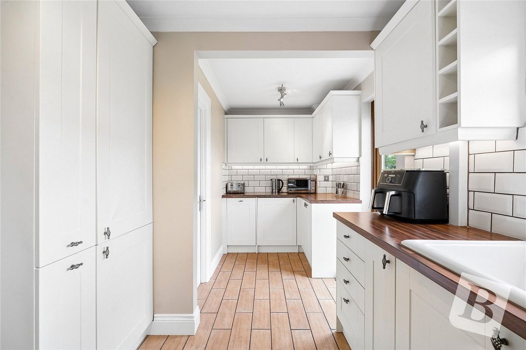 Property photo 3 of 18 Kitchen