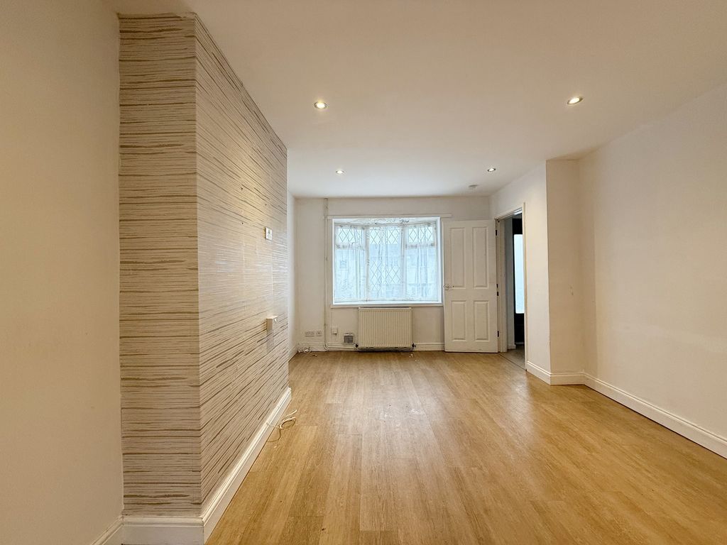 Property photo 3 of 15 Lounge