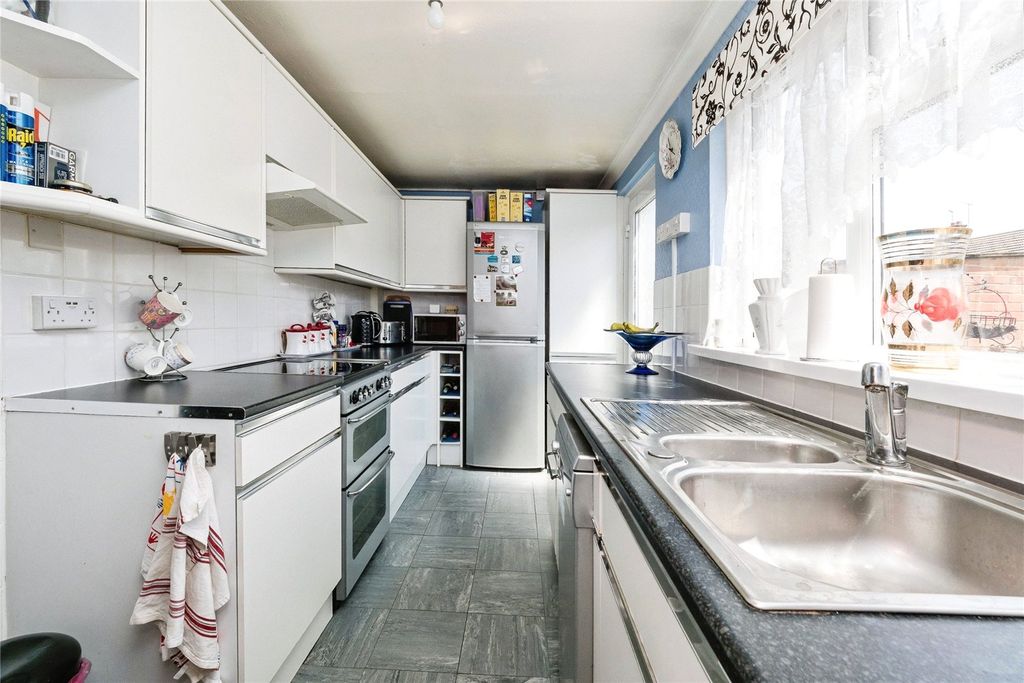 Property photo 3 of 18 Kitchen