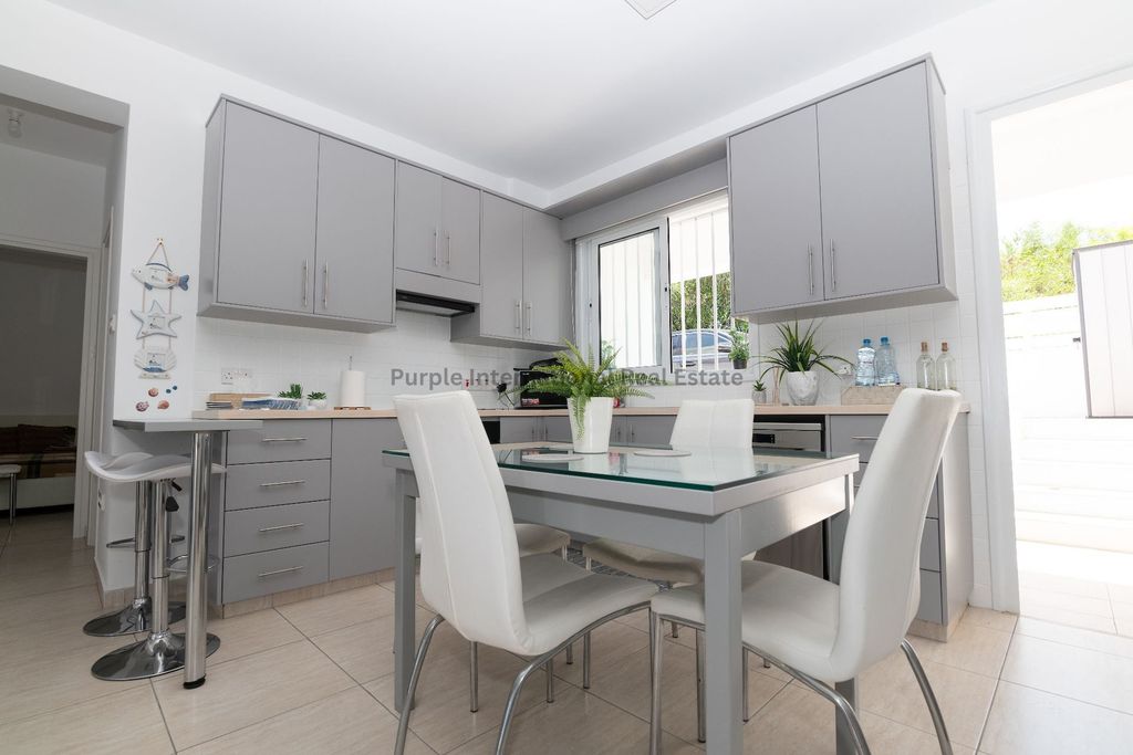 Property photo 2 of 40