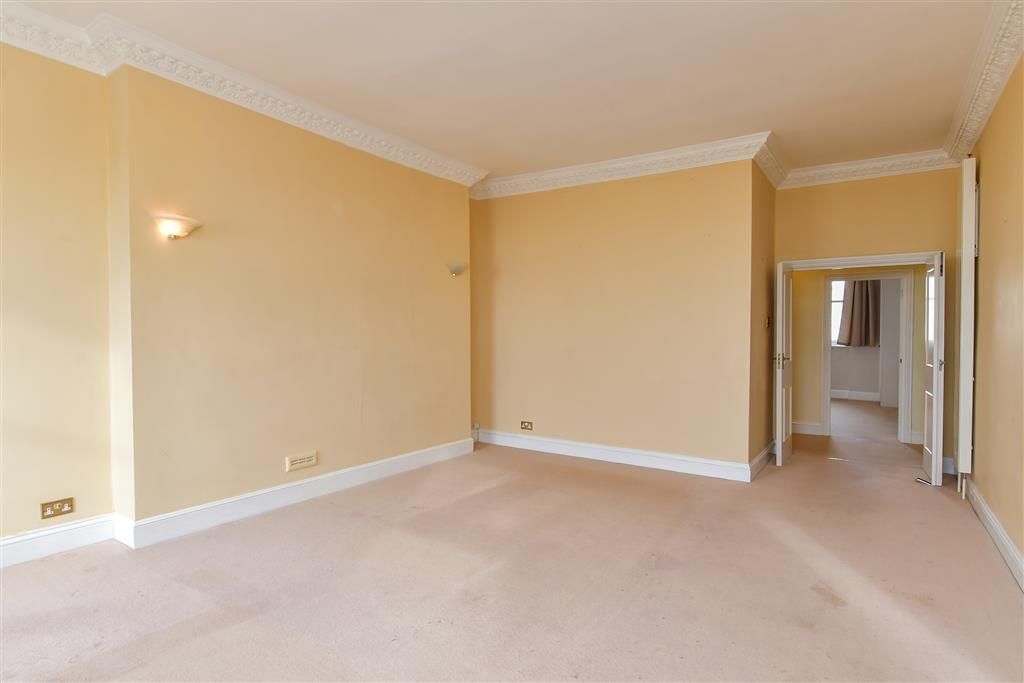 Property photo 3 of 9 Lounge