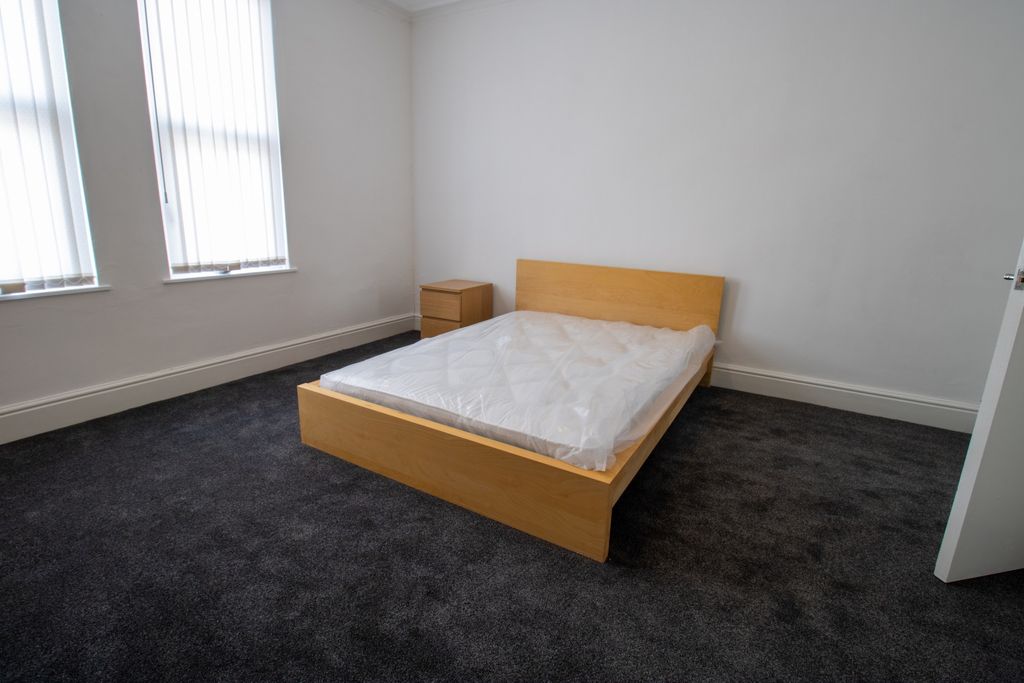 Property photo 2 of 15 A Clean And Bright Single Bedroom Featuring A Wood...