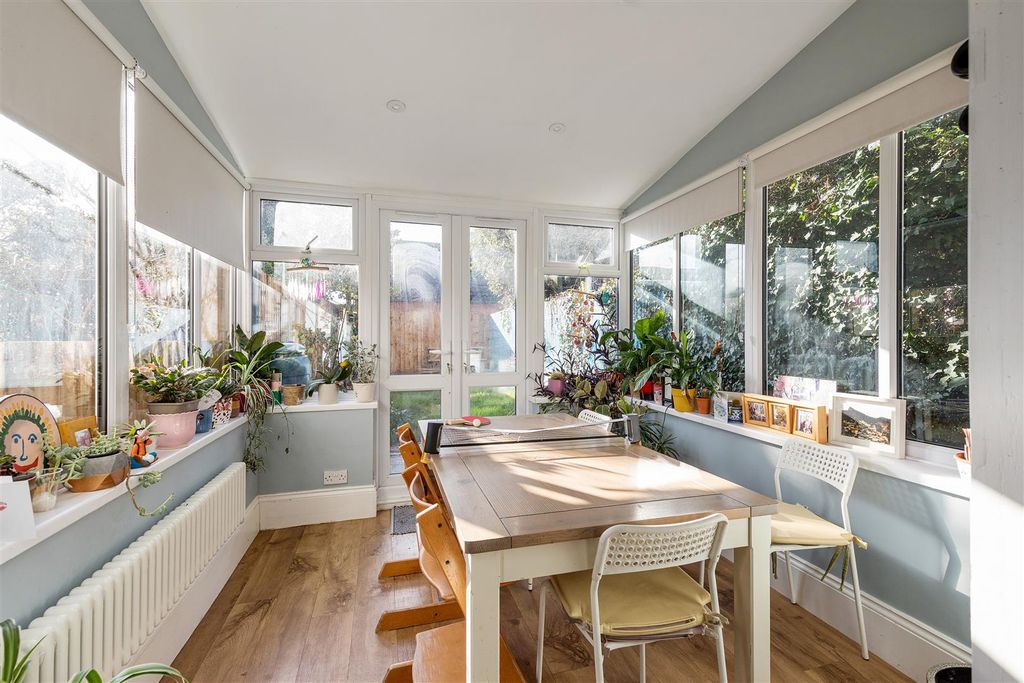 Property photo 3 of 28 Queens Grove Road, E4