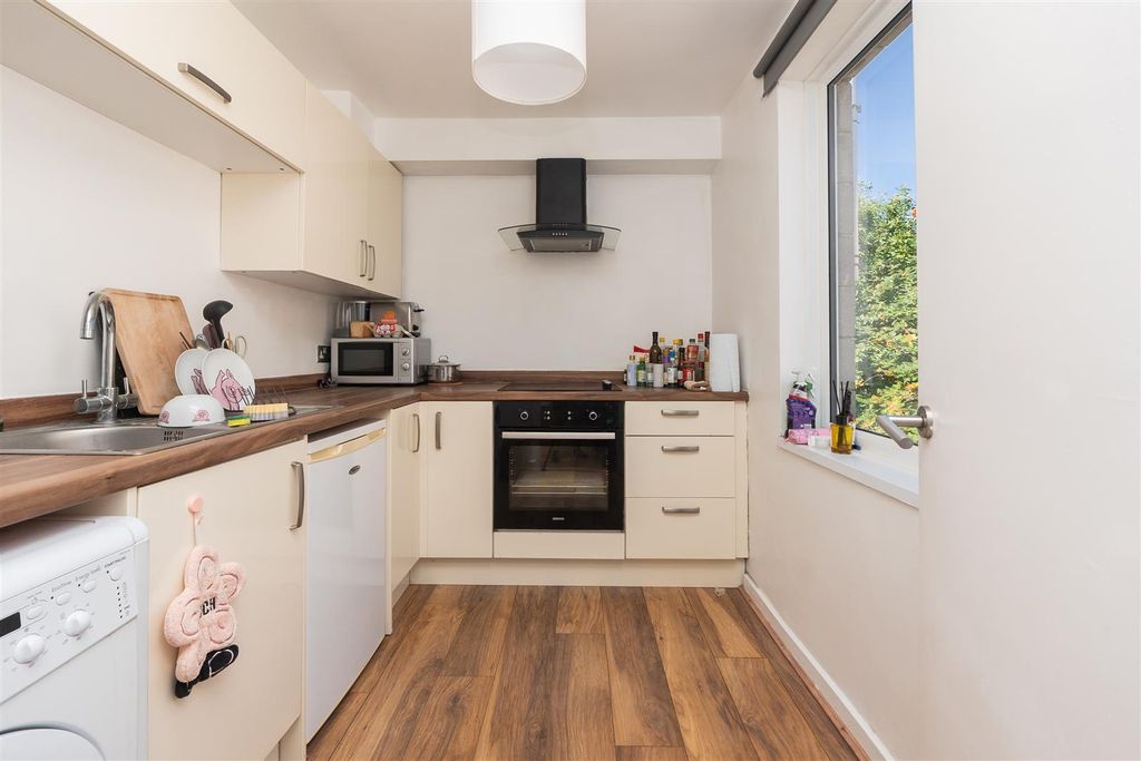 Property photo 3 of 16 9A-Montague-Court-Bs2-8Ht-8.Jpg
