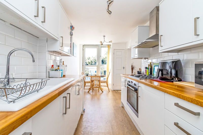 Property photo 2 of 20 .