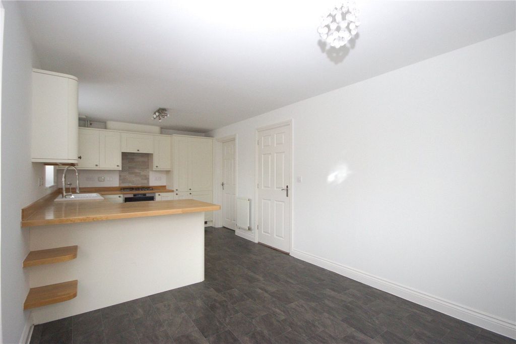 Property photo 3 of 18 Kitchen 3