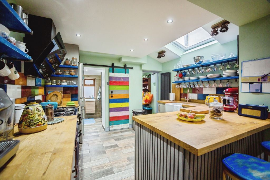 Property photo 3 of 17 Kitchen