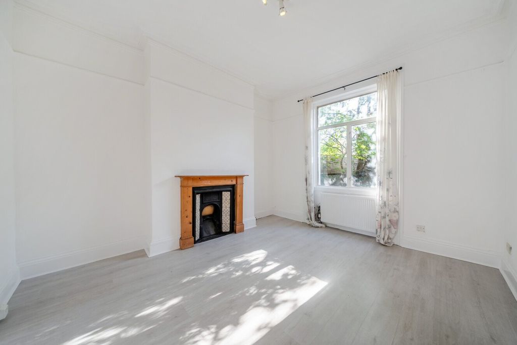 Property photo 2 of 8 Picture No. 11